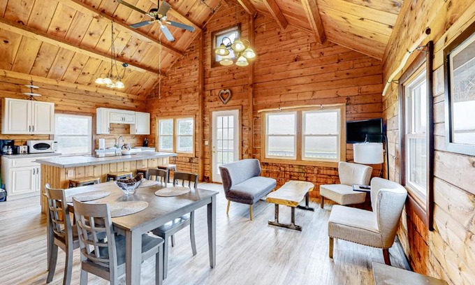 Montgomery Center Apartment | Modern Log Chalet - Upper Level