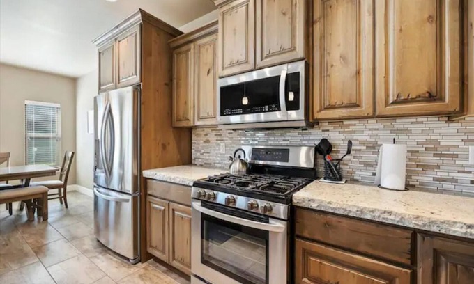 Twin Falls House | Modern Luxe Home~Near Hospital~Garage Pkg~King Bed