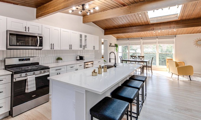 Lake Forest House | Modern Luxe home w/Gameroom and Electric Fireplace