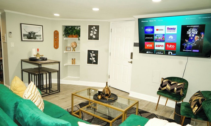 Mount Pleasant Apartment | Modern Luxury 1-BR ★ With Free Parking ★ Walk to Metro ★ Pet Friendly!