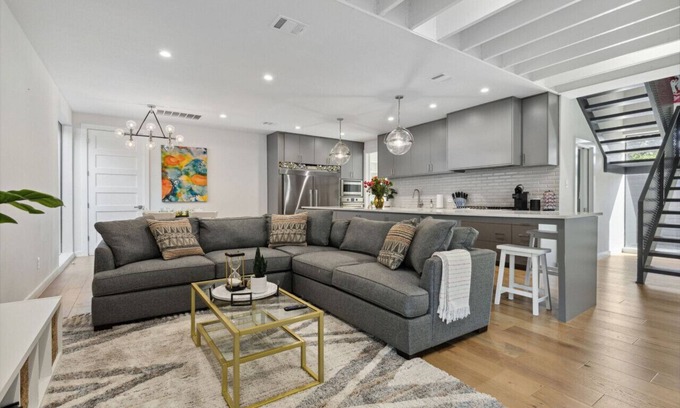 Old East Dallas House | Modern Luxury 8 Bedroom/8 Bath Connected Duplex