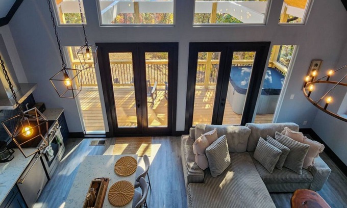 Ellijay Cabin | Modern Luxury Cabin, Hot Tub, Pet Friendly, Walk to Carters Lake, Mtn View, Fun