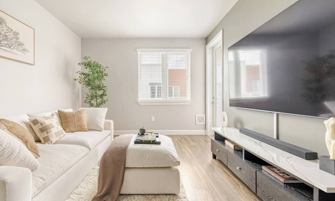 Downtown Sacramento Apartment | Modern Luxury Mid-Rise In The Heart Of The City