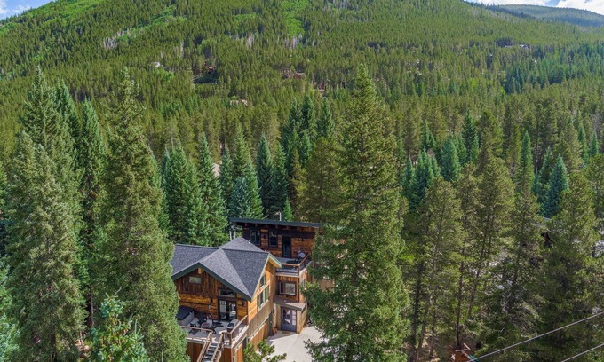 Blue River House | Modern Luxury Retreat 💫 Hot Tub 🎱 Game Room 💎 $0 Cleaning & Pet Fees