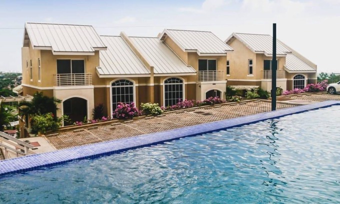 Saint Andrew Apartment | MODERN LUXURY SUITES 2 BR/2BA/COZY/GATED/INFINITY POOL/24/7 SECURITY
