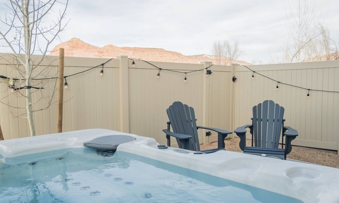Kanab House | Modern/Luxury Townhouse- HOT TUB - Sleep up to 8!