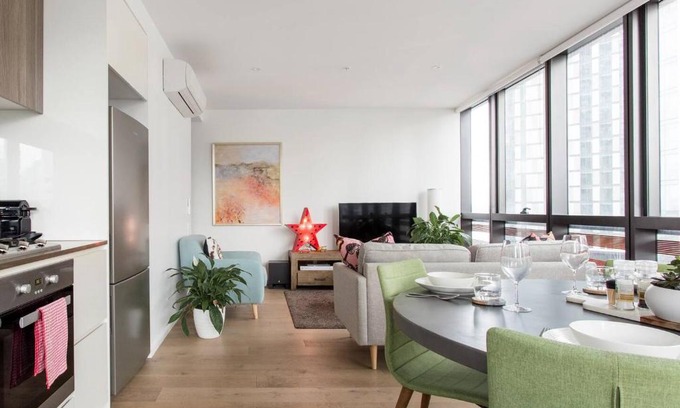 Docklands Apartment | Modern Magic on Yarra River with Resort Amenities