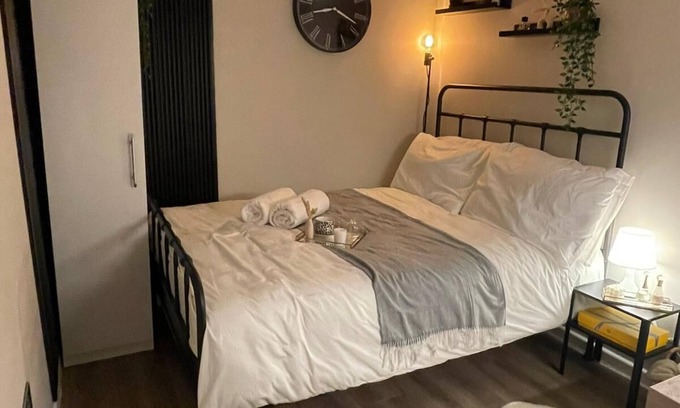 Cheetham Hill Apartment | Modern Manchester. Signature Studio B