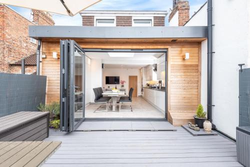 Heworth Apartment | Modern Minimalist 3-Bed Duplex Apartment in York I Pass The Keys