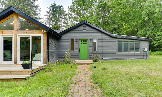 Monticello Cabin | Modern Monticello Home w/Hot Tub + Pond