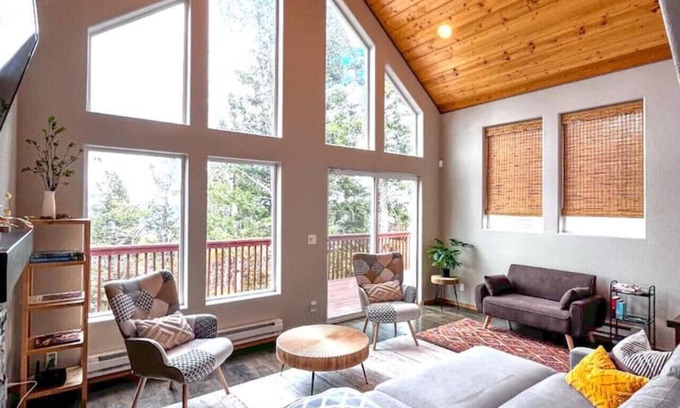 Woodland Park House | Modern Mountain Cabin | Family & Pet-Friendly with Views, Wildlife, & Wi-Fi
