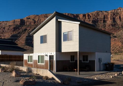 Moab South Valley House | Modern mountain view house with private hot tub!