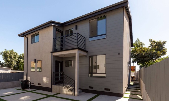 Los Angeles House | Modern new-built home next to Downtown Los Angeles and Art's district!