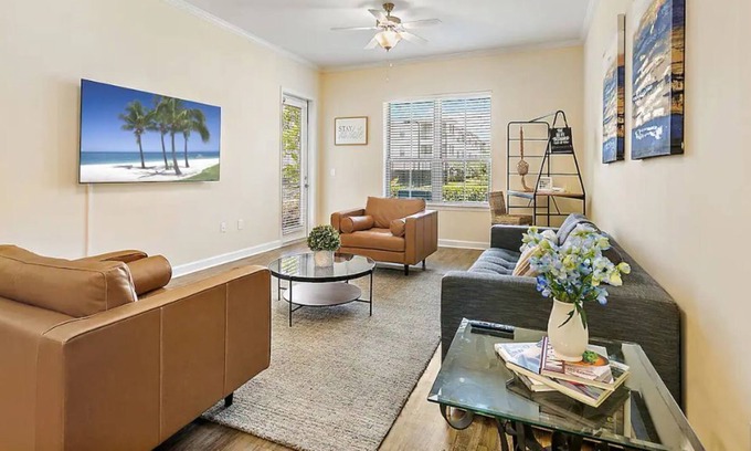 Southside Apartment | Modern Oasis, 70in SmartTV, KING Bed near Beaches