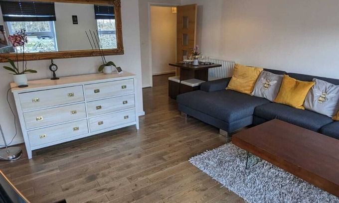 Mortlake Apartment | Modern one bed 1st floor flat near River Thames