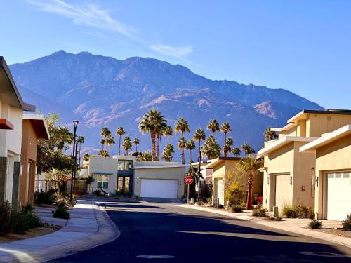 Palm Springs House | Modern Palm Springs Retreat Poolside Relaxation Scenic Views