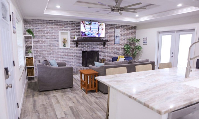 Fort Walton Beach House | Modern pet-friendly home 5 minutes from Okaloosa Island and beach.