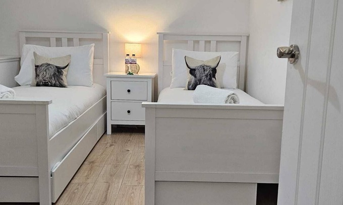Cupar Apartment | Modern, pet-friendly studio, close to Scotlands best golf courses!