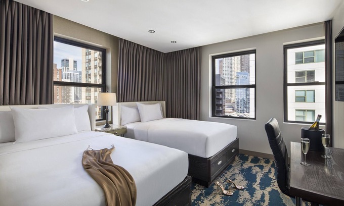 Near North Side Hotel | Modern Queen Stay! Pet Friendly Accommodation w/Gym Access | Chicago Riverwalk!
