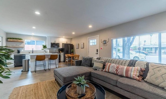 Sacramento House | Modern Remodeled Home * GYM *1 Mile to Downtown