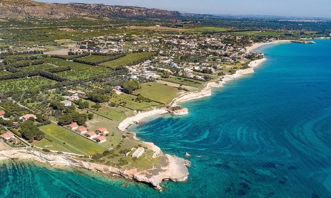 Eastern Sicily Villa | Modern romantic villa near the sea
