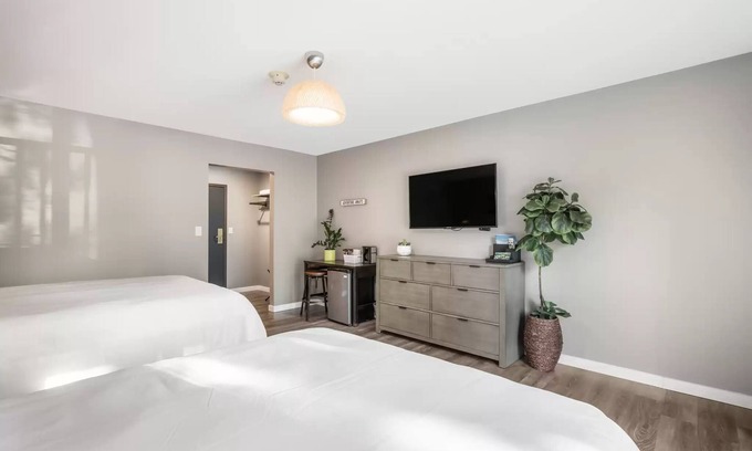 Elkhart Lake Villa | Modern Room Near Indoor Pool