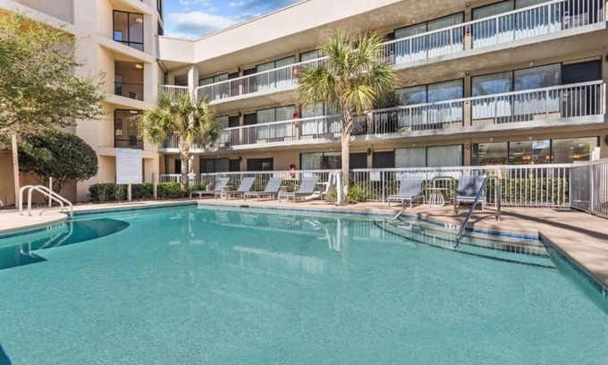 Hilton Head Island Hotel | Modern Room w/Complimentary Breakfast & Pool Access