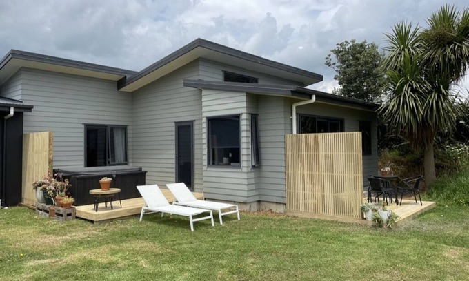 Raglan Apartment | Modern rural Room with a view