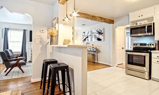 Central Oklahoma City Apartment | Modern Rustic 3 -bedroom 2 Bathrooms Carport