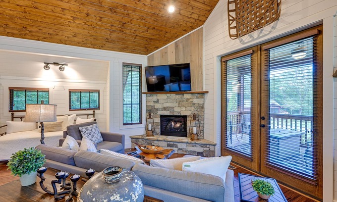 Glenville Cabin | Modern-Rustic Glenville Cabin: Golf, Hike + Unwind