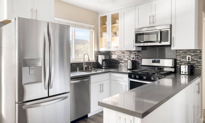 Central San Mateo Apartment | Modern San Mateo 1BR w/Pool & W/D, easy access to 101, by Blueground