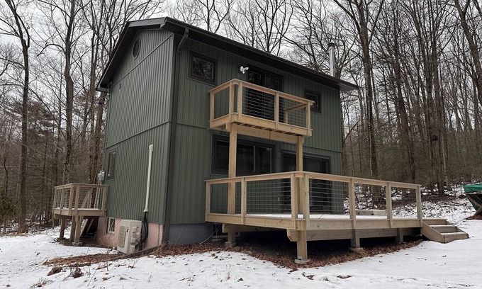Accord Cabin | Modern, Serene Cabin with Outdoor Fireplace in Kerhonkson