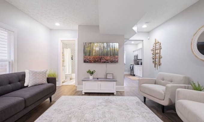Shelby Park House | Modern Shelby Park House|3 King Bedrooms|Backyard