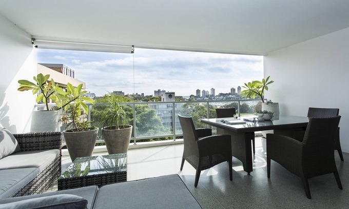 Kings Cross Apartment | Modern & Sleek in the Grid - 2 bedrooms, 1 bathroom + parking + pool