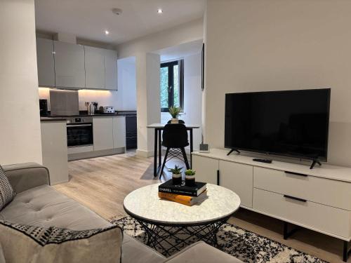 Barnt Green Apartment | Modern Solihull Studio Apartment with Free Parking & Kitchen