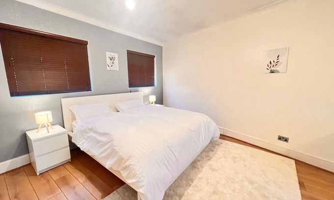 Mayfield House | Modern & Spacious 4-Bed Home with big backyard and free parking!