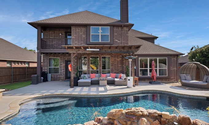 Denton County House | Modern & Spacious 5BR ~ 2 King Suites ~ Near PGA Frisco & Lake Lewisville ~ Pool