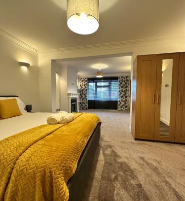 Woking Apartment | Modern & Spacious 7 Bed Room Home Corporate Group Free Parking