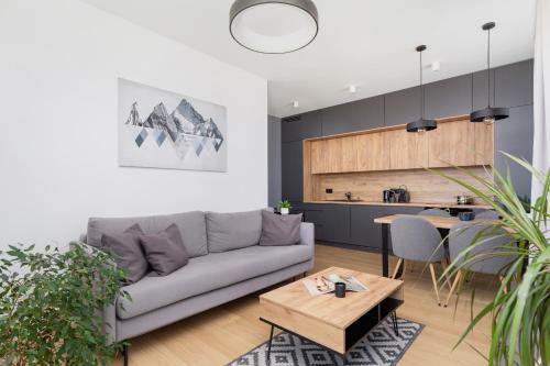 Pradnik Bialy Apartment | Modern & Spacious Apartment with Air Conditioning & Parking by Renters Prestige