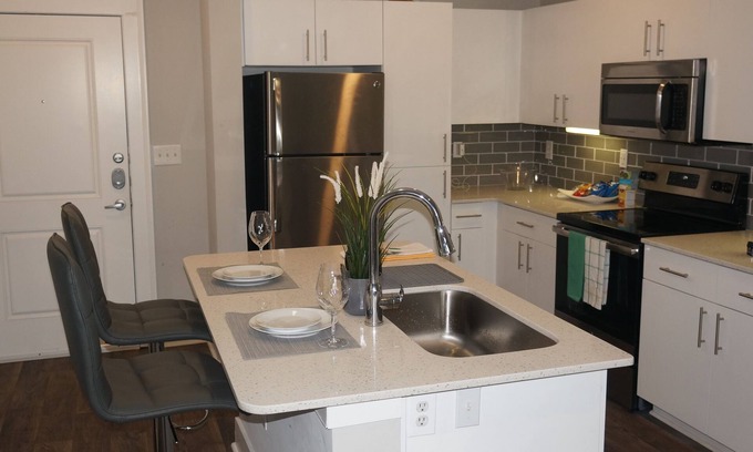 Lindbergh Condo | Modern Spacious Condo King Bed w.RoofTop Pool &Gym