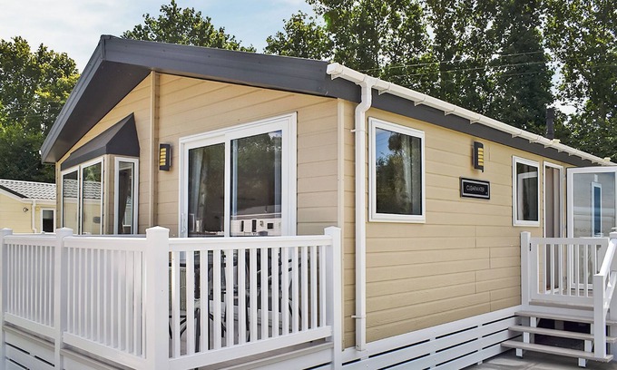 Arnold House | Modern, spacious lodge with double and twin rooms.