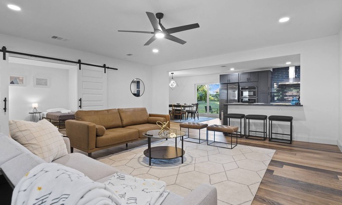 East MLK House | Modern Spacious min to Downtown/Domain *King Bed*