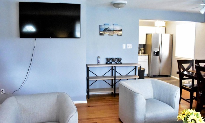 Manhattan House | Modern & Spacious ~ Near Bill Snyder ~ ♛Royal Beds