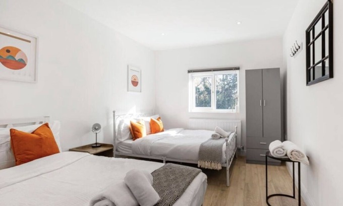 West Hendon Apartment | MODERN Split level apartment/close to big shopping centres and train station
