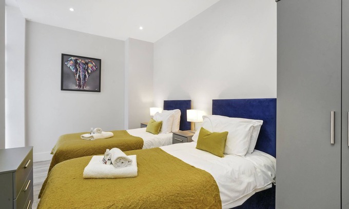 Slough Apartment | Modern & Stunning 1 BDR APT- On-site free Parking- Slough