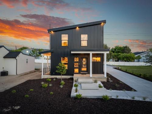 Sandy House | Modern Style Home Near Canyon RSL and expo