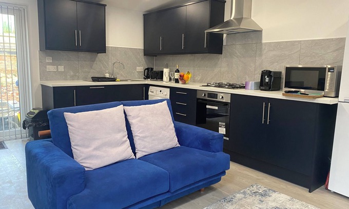Watford Apartment | Modern Stylish Apartment,3 Double Rooms, All Ensuite, Garden, Watford Junction
