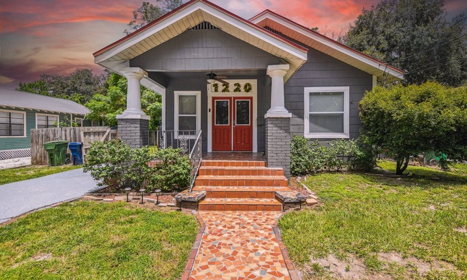 Ybor City House | Modern Stylish Bubgalow Tampa/Ybor near Downtown & Arenas & Stadium 4br/2ba