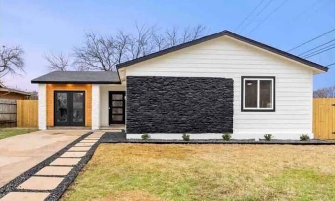 Austin House | Modern Texan Family Home - 4BD 3BA - 10 minutes from DT
