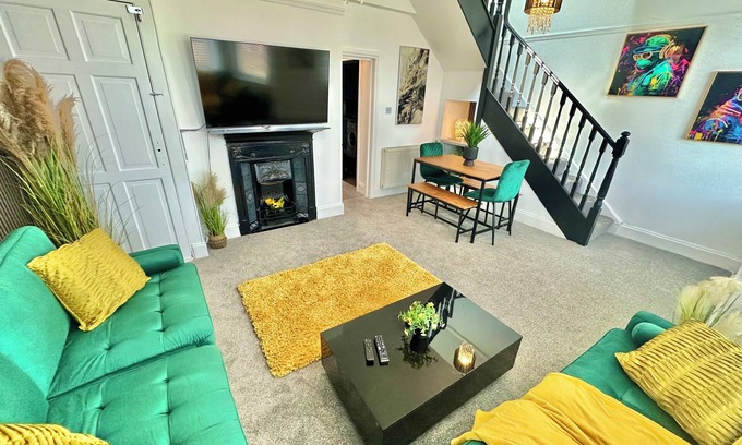Bournemouth Apartment | Modern Three Bed Gem Near Beach - Sleeps 6 - Steam Shower - Fast WiFi - Garden